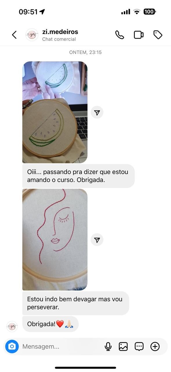 Mensagem de aluna com fotos do bordado, dizendo que está amando o curso